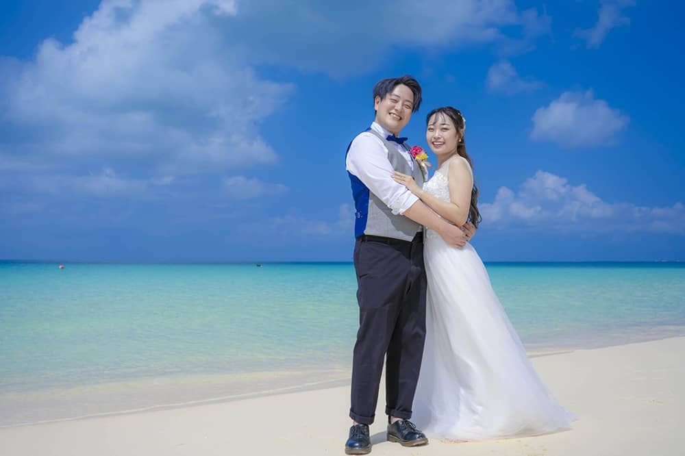 沖縄・宮古島で人気のフォトウェディング。前撮り/結婚写真/結婚式/ビーチウェディングフォト/ビーチ挙式/ドローン撮影も対応。美しい海と一緒に二人だけの特別な結婚式を。