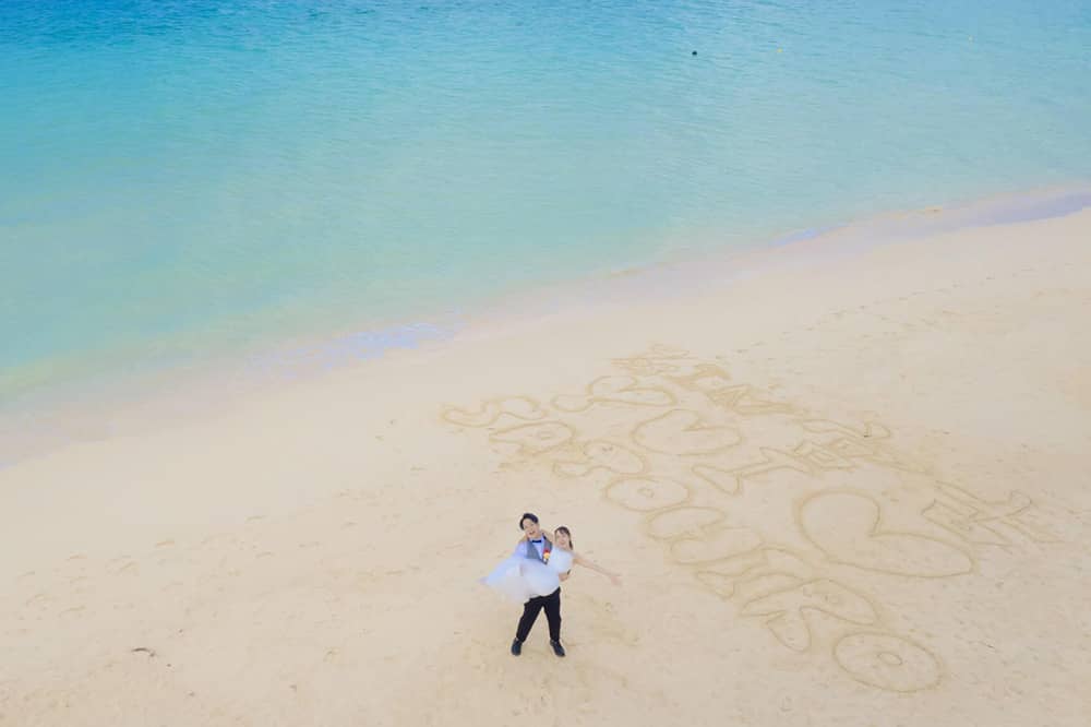 沖縄・宮古島で人気のフォトウェディング。前撮り/結婚写真/結婚式/ビーチウェディングフォト/ビーチ挙式/ドローン撮影も対応。美しい海と一緒に二人だけの特別な結婚式を。