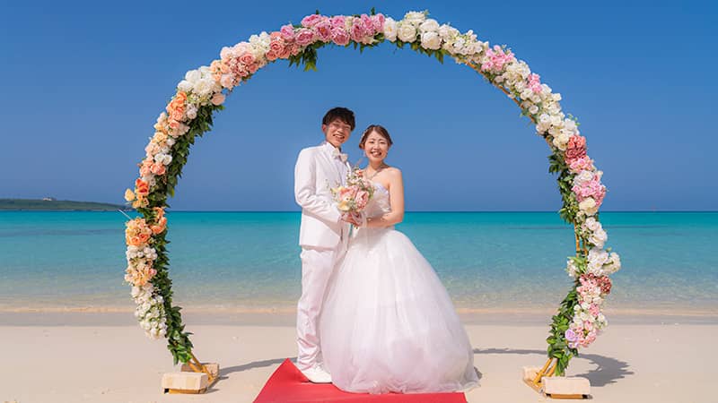 沖縄・宮古島で人気のフォトウェディング。前撮り/結婚写真/結婚式/ビーチウェディングフォト/ビーチ挙式/ドローン撮影も対応。美しい海と一緒に二人だけの特別な結婚式を。