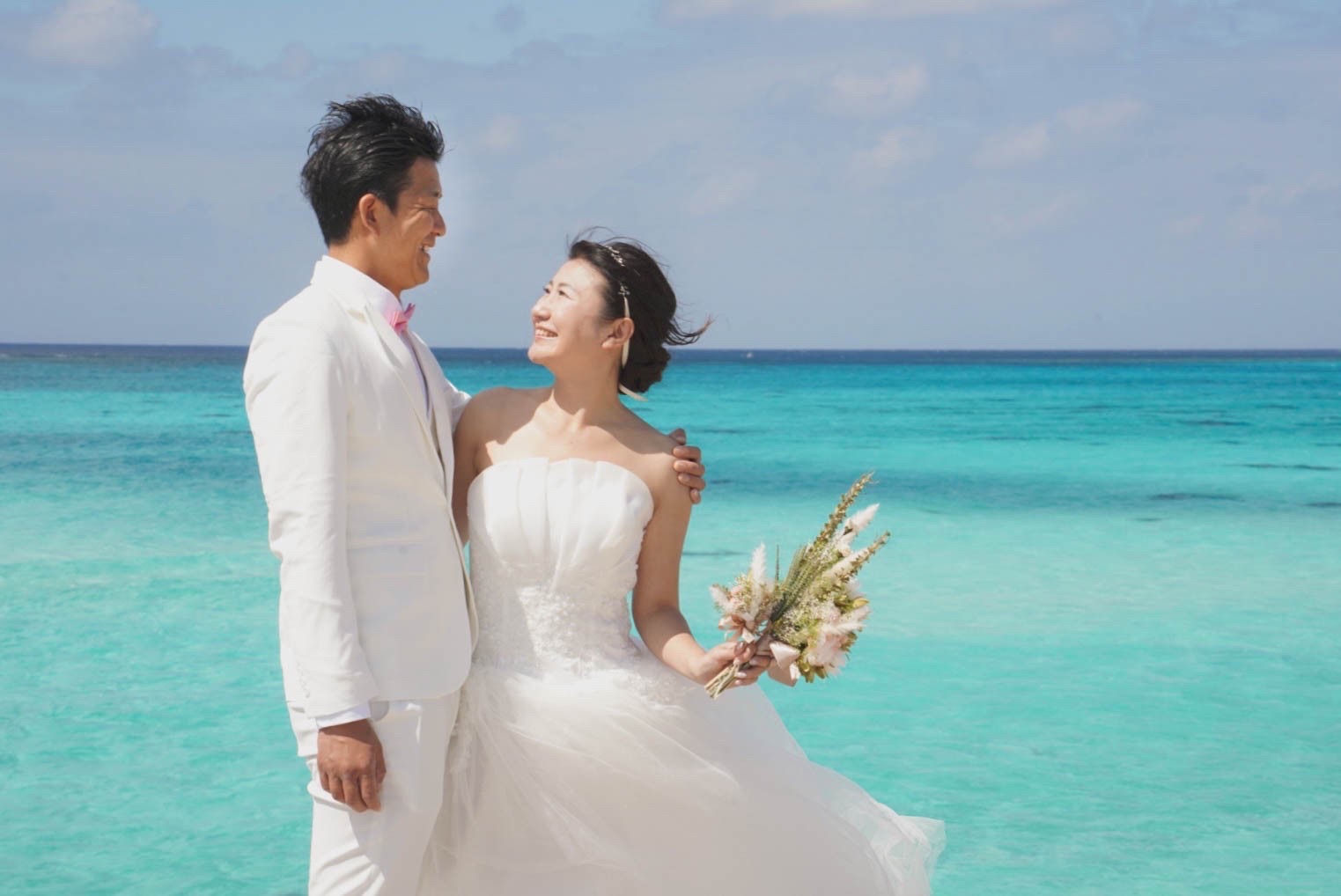 宮古島のフォトウェディング_宮古島ウェディングフォトは前撮り/結婚写真/結婚式/ビーチウェディングフォト/ビーチ挙式/ドローン撮影も対応