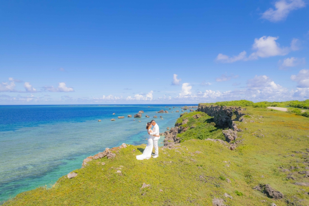 宮古島のドローン撮影_宮古島ウェディングフォトは前撮り/結婚写真/結婚式/ビーチウェディングフォト/ビーチ挙式/ドローン撮影も対応