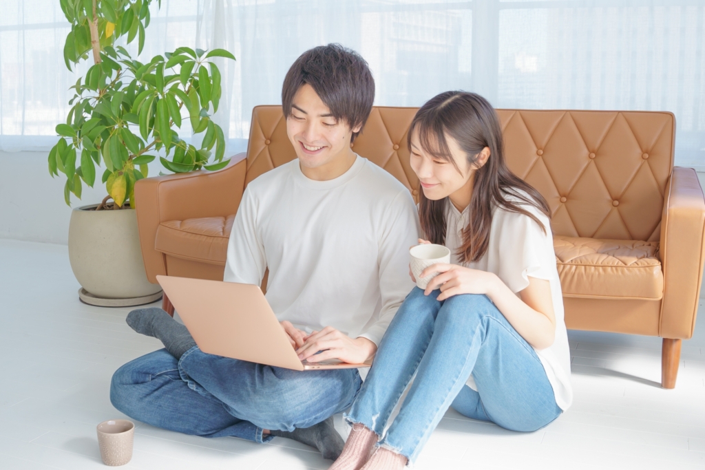 ウェディングを調べるカップル_沖縄ウェディングフォト北谷店は前撮り/結婚写真/結婚式/ビーチウェディングフォト/ビーチ挙式/ドローン撮影も対応