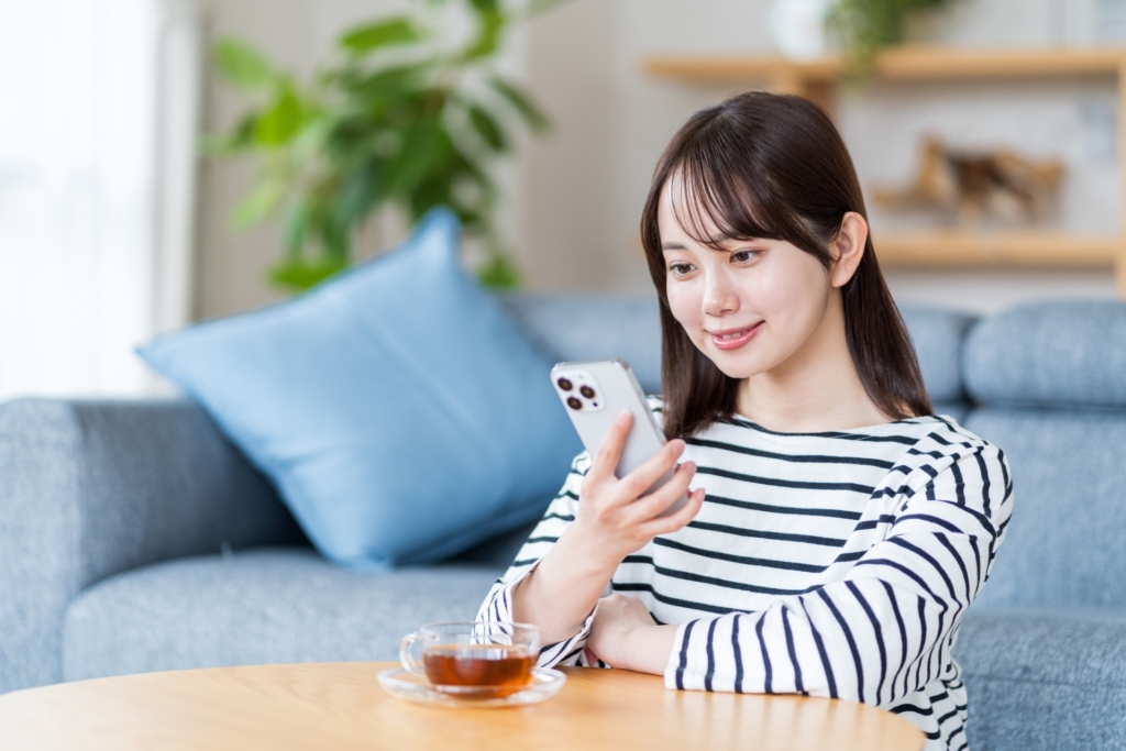 結婚式を調べる女性_沖縄ウェディングフォト北谷店は前撮り/結婚写真/結婚式/ビーチウェディングフォト/ビーチ挙式/ドローン撮影も対応