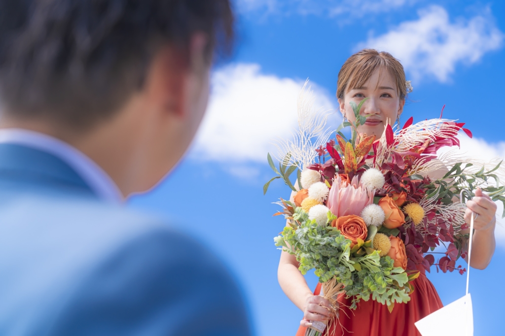 宮古島のフォトウェディングのブーケ_宮古島ウェディングフォトは前撮り/結婚写真/結婚式/ビーチウェディングフォト/ビーチ挙式/ドローン撮影も対応