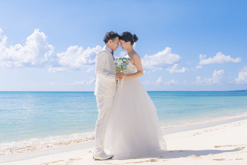 沖縄のフォトウェディング__沖縄ウェディングフォト北谷店は前撮り/結婚写真/結婚式/ビーチウェディングフォト/ビーチ挙式/ドローン撮影も対応
