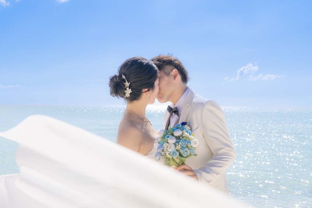 宮古島のフォトウェディングのドローン撮影_宮古島ウェディングフォトは前撮り/結婚写真/結婚式/ビーチウェディングフォト/ビーチ挙式/ドローン撮影も対応