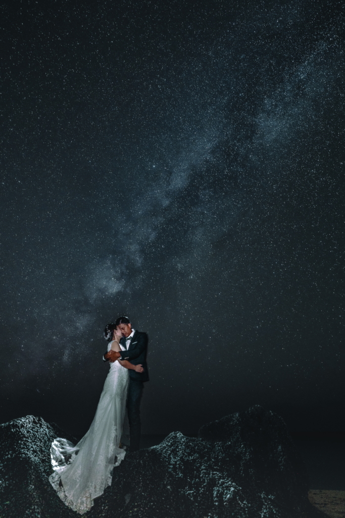 宮古島の星空でのフォトウェディング_宮古島ウェディングフォトは前撮り/結婚写真/結婚式/ビーチウェディングフォト/ビーチ挙式/ドローン撮影も対応