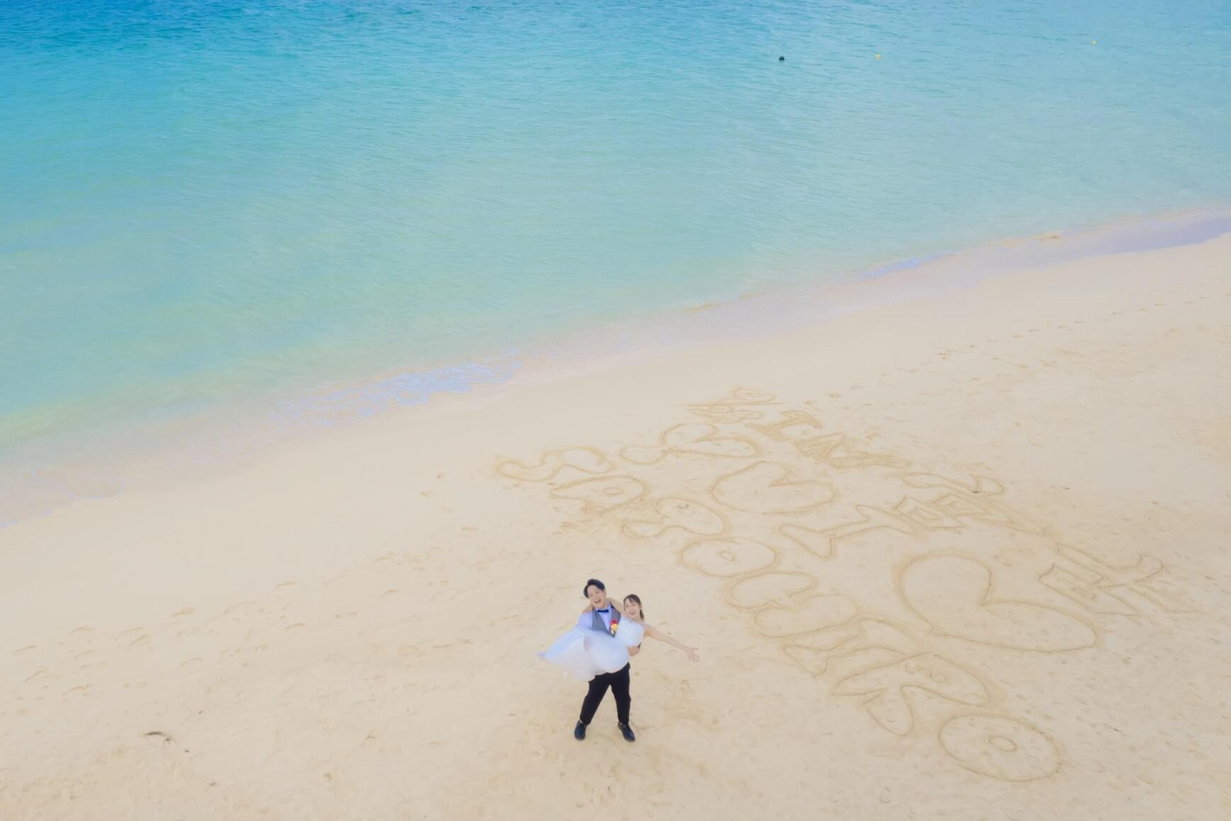 宮古島のフォトウェディングのドローン撮影_宮古島ウェディングフォトは前撮り/結婚写真/結婚式/ビーチウェディングフォト/ビーチ挙式/ドローン撮影も対応