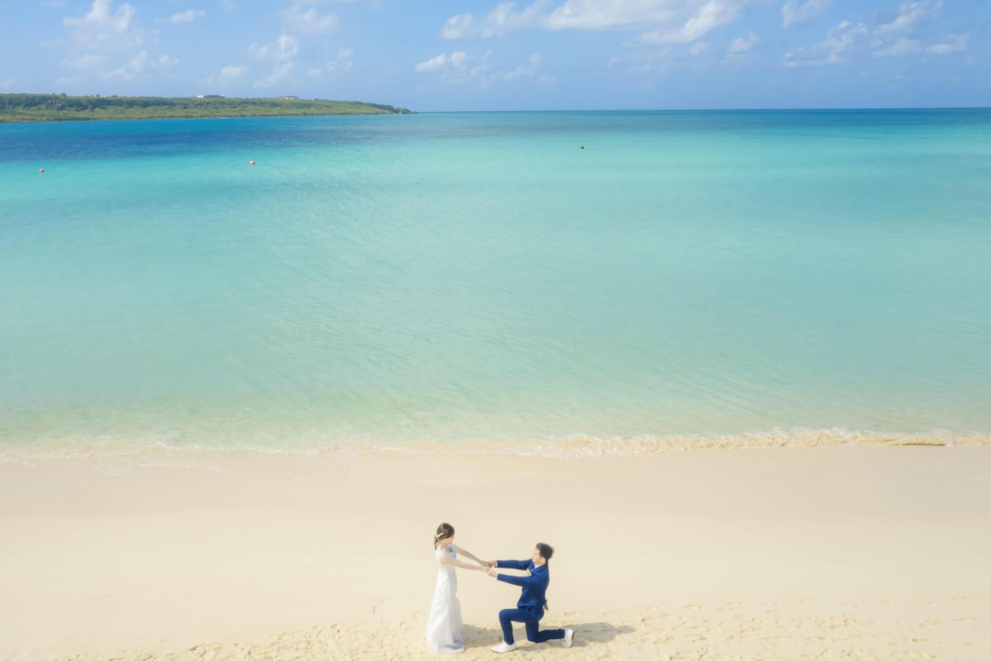 宮古島のフォトウェディングのドローン撮影_宮古島ウェディングフォトは前撮り/結婚写真/結婚式/ビーチウェディングフォト/ビーチ挙式/ドローン撮影も対応