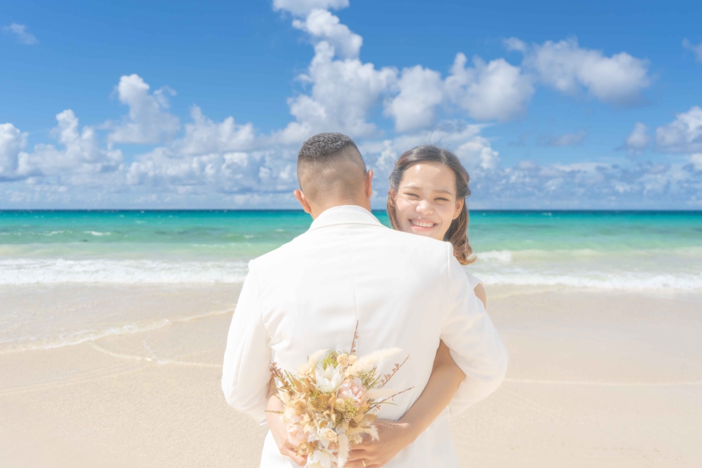 宮古島のフォトウェディング_宮古島ウェディングフォトは前撮り/結婚写真/結婚式/ビーチウェディングフォト/ビーチ挙式/ドローン撮影も対応