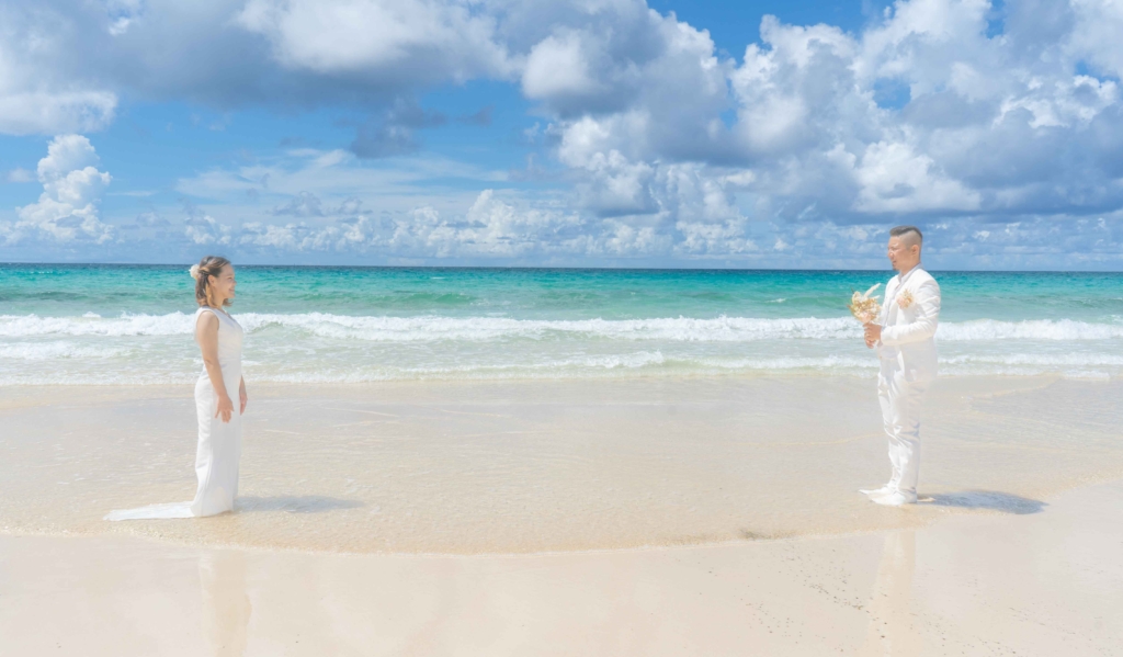 渡口の浜でのフォトウェディング_宮古島ウェディングフォトは前撮り/結婚写真/結婚式/ビーチウェディングフォト/ビーチ挙式/ドローン撮影も対応