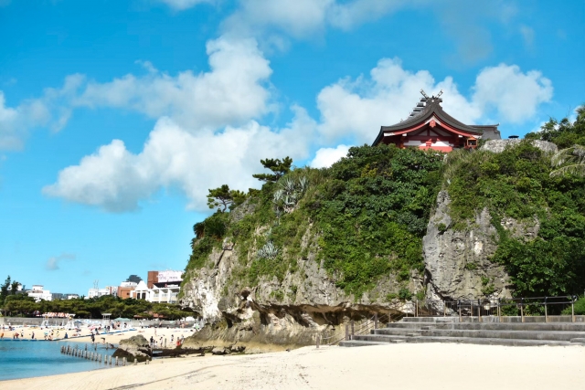 波上宮_沖縄ウェディングフォト北谷店は前撮り/結婚写真/結婚式/ビーチウェディングフォト/ビーチ挙式/ドローン撮影も対応