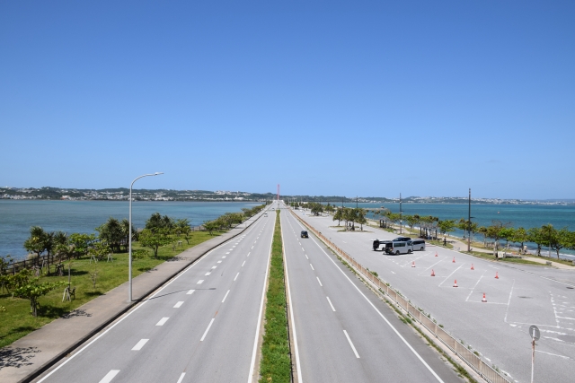 海中道路_沖縄ウェディングフォト北谷店は前撮り/結婚写真/結婚式/ビーチウェディングフォト/ビーチ挙式/ドローン撮影も対応