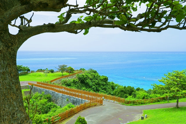 知念岬公園_沖縄ウェディングフォト北谷店は前撮り/結婚写真/結婚式/ビーチウェディングフォト/ビーチ挙式/ドローン撮影も対応