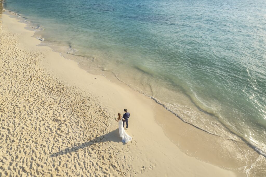 宮古島のフォトウェディングのドローン撮影_宮古島ウェディングフォトは前撮り/結婚写真/結婚式/ビーチウェディングフォト/ビーチ挙式/ドローン撮影も対応