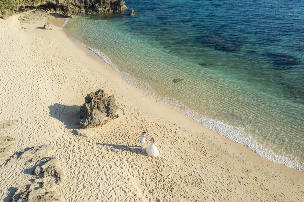 宮古島のフォトウェディングのドローン撮影_宮古島ウェディングフォトは前撮り/結婚写真/結婚式/ビーチウェディングフォト/ビーチ挙式/ドローン撮影も対応
