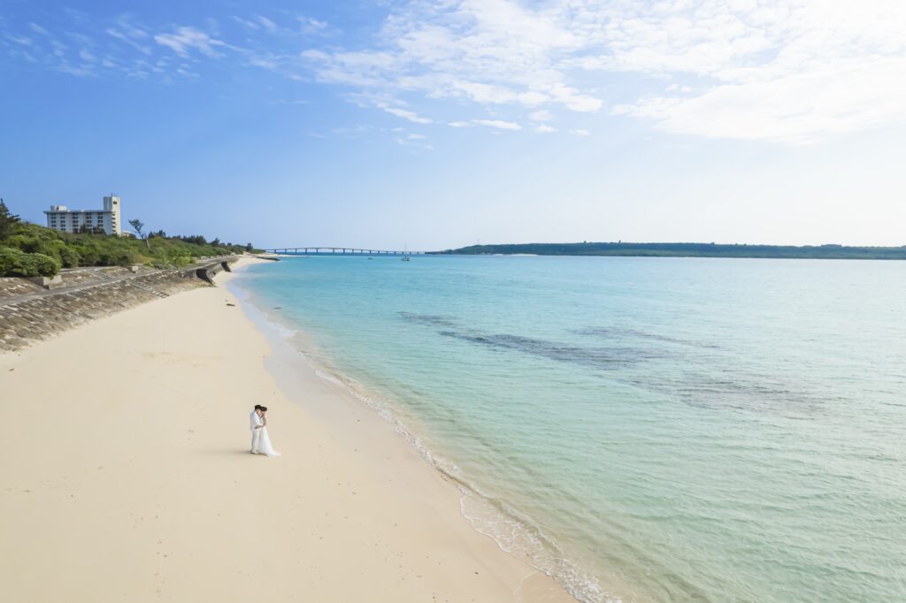 宮古島のフォトウェディングのドローン撮影_宮古島ウェディングフォトは前撮り/結婚写真/結婚式/ビーチウェディングフォト/ビーチ挙式/ドローン撮影も対応