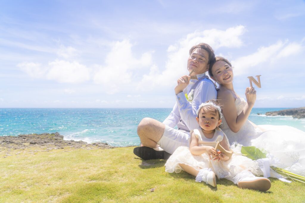 沖縄の子連れでのフォトウェディング撮影_沖縄ウェディングフォト北谷店は前撮り/結婚写真/結婚式/ビーチウェディングフォト/ビーチ挙式/ドローン撮影も対応