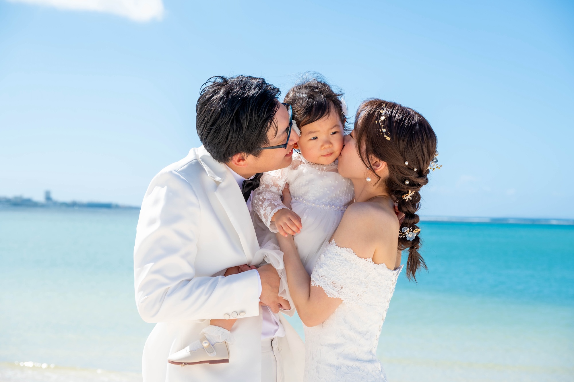 沖縄の子連れでのフォトウェディング撮影_沖縄ウェディングフォト北谷店は前撮り/結婚写真/結婚式/ビーチウェディングフォト/ビーチ挙式/ドローン撮影も対応