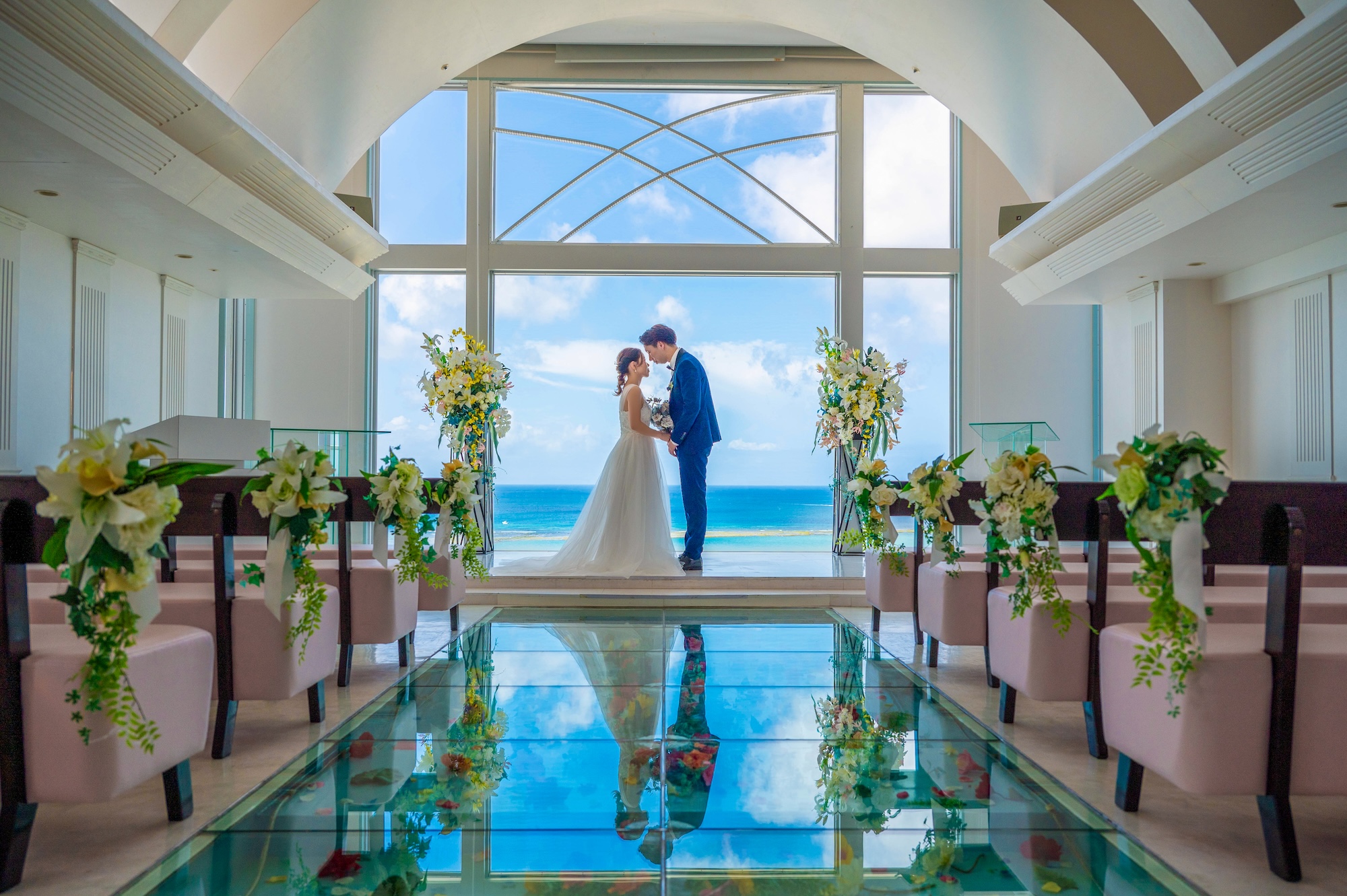 沖縄のチャペルウェディング撮影_沖縄ウェディングフォト北谷店は前撮り/結婚写真/結婚式/ビーチウェディングフォト/ビーチ挙式/ドローン撮影も対応