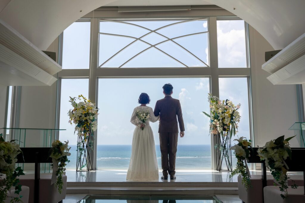 沖縄のチャペルウェディング撮影_沖縄ウェディングフォト北谷店は前撮り/結婚写真/結婚式/ビーチウェディングフォト/ビーチ挙式/ドローン撮影も対応