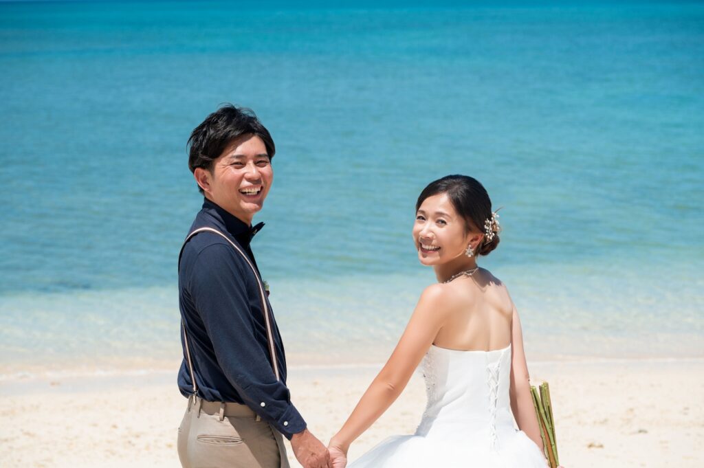 沖縄のフォトウェディング_沖縄ウェディングフォト北谷店は前撮り/結婚写真/結婚式/ビーチウェディングフォト/ビーチ挙式/ドローン撮影も対応