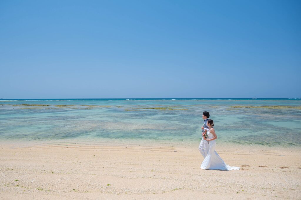 沖縄のフォトウェディング_沖縄ウェディングフォト北谷店は前撮り/結婚写真/結婚式/ビーチウェディングフォト/ビーチ挙式/ドローン撮影も対応