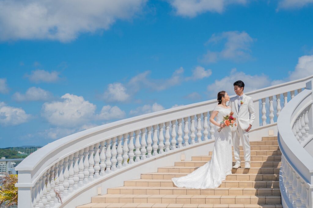 沖縄のチャペルウェディング撮影_沖縄ウェディングフォト北谷店は前撮り/結婚写真/結婚式/ビーチウェディングフォト/ビーチ挙式/ドローン撮影も対応