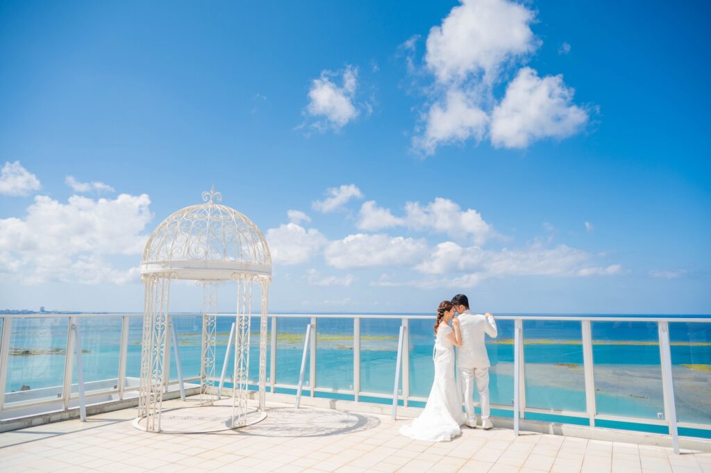 沖縄のチャペルウェディング撮影_沖縄ウェディングフォト北谷店は前撮り/結婚写真/結婚式/ビーチウェディングフォト/ビーチ挙式/ドローン撮影も対応