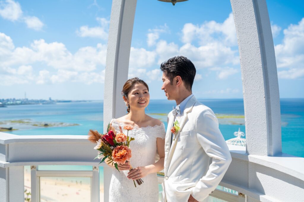 沖縄のチャペルウェディング撮影_沖縄ウェディングフォト北谷店は前撮り/結婚写真/結婚式/ビーチウェディングフォト/ビーチ挙式/ドローン撮影も対応