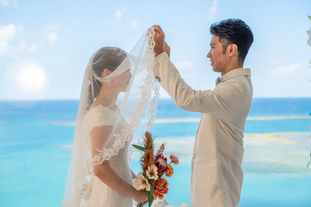 沖縄のチャペルウェディング撮影_沖縄ウェディングフォト北谷店は前撮り/結婚写真/結婚式/ビーチウェディングフォト/ビーチ挙式/ドローン撮影も対応