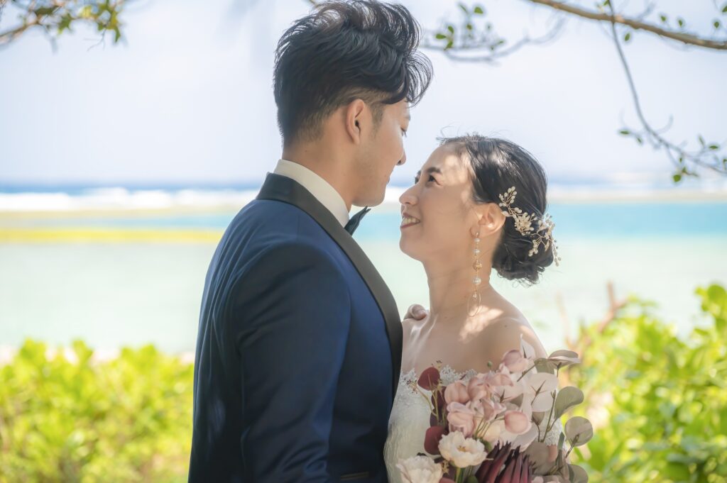 砂辺海岸のフォトウェディング_沖縄ウェディングフォト北谷店は前撮り/結婚写真/結婚式/ビーチウェディングフォト/ビーチ挙式/ドローン撮影も対応