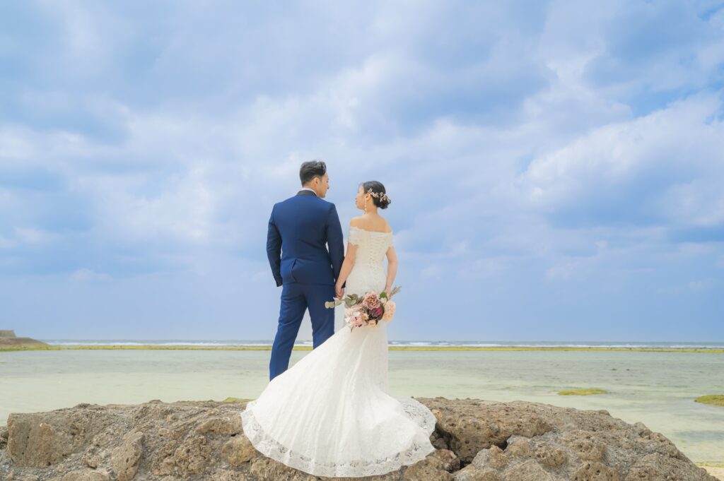 砂辺海岸のフォトウェディング_沖縄ウェディングフォト北谷店は前撮り/結婚写真/結婚式/ビーチウェディングフォト/ビーチ挙式/ドローン撮影も対応