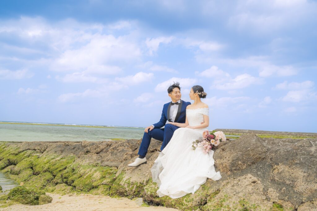 砂辺海岸のフォトウェディング_沖縄ウェディングフォト北谷店は前撮り/結婚写真/結婚式/ビーチウェディングフォト/ビーチ挙式/ドローン撮影も対応