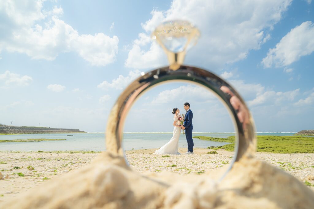 砂辺海岸のフォトウェディング_沖縄ウェディングフォト北谷店は前撮り/結婚写真/結婚式/ビーチウェディングフォト/ビーチ挙式/ドローン撮影も対応