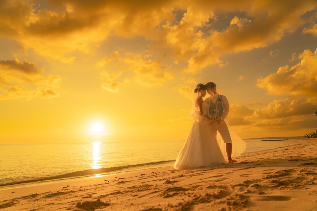 サンセットでのウェディングフォト_宮古島ウェディングフォトは前撮り/結婚写真/結婚式/ビーチウェディングフォト/ビーチ挙式/ドローン撮影も対応