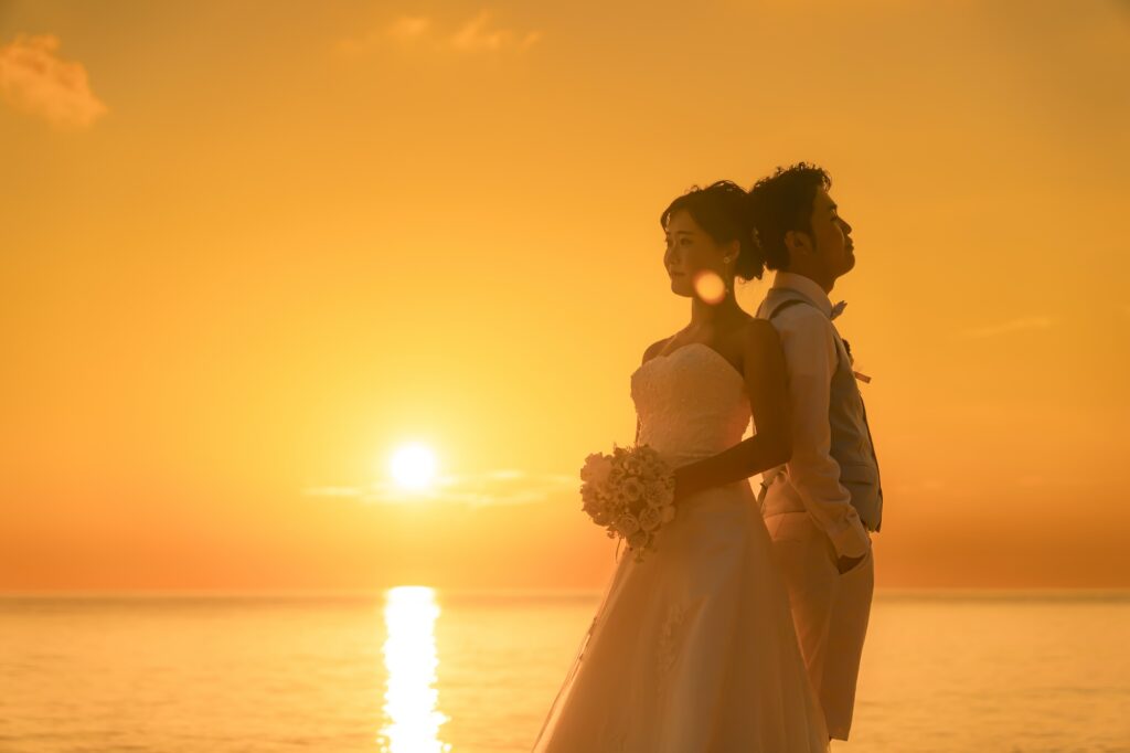 宮古島のサンセットのフォトウェディング_宮古島ウェディングフォト北谷店は前撮り/結婚写真/結婚式/ビーチウェディングフォト/ビーチ挙式/ドローン撮影も対応