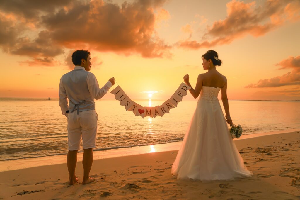 宮古島のサンセットのフォトウェディング_宮古島ウェディングフォト北谷店は前撮り/結婚写真/結婚式/ビーチウェディングフォト/ビーチ挙式/ドローン撮影も対応