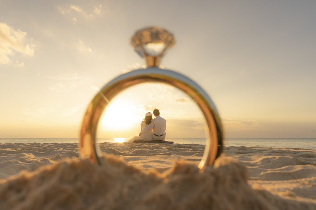 宮古島のサンセットのフォトウェディング_宮古島ウェディングフォト北谷店は前撮り/結婚写真/結婚式/ビーチウェディングフォト/ビーチ挙式/ドローン撮影も対応